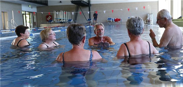 Senioren gemeinsam im Hallenschwimmbad