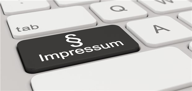 Diese Angaben muss das Impressum einer Praxis-Webseite enthalten Eine Tastatur liegt auf dem Tisch. Auf einer Taste steht das Wort Impressum.