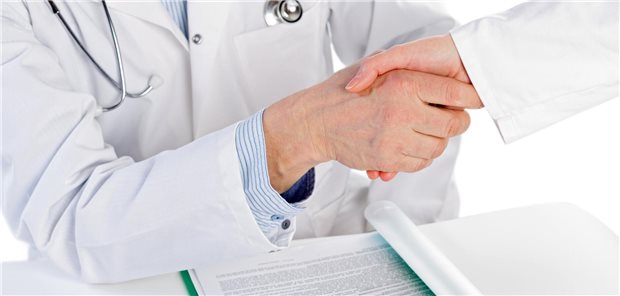 Praxisverkauf: So vermeiden Sie beim Earn Out Steuernachzahlungen Praxisabgeber und -käufer schütteln sich die Hand