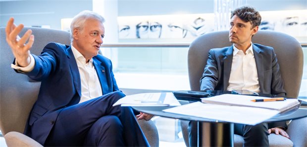 Kommissions-Experten empfehlen Abkehr von der „arztzentrierten Honorierung“ Prof. Ferdinand Gerlach (li.) und Prof. Jonas Schreyögg beim Interview mit der Ärzte Zeitung in Berlin.