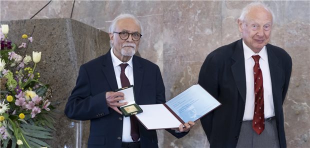 Paul Ehrlich- und Ludwig Darmstädter-Preis an Epigenetik-Forscher verliehen Die beiden Preisträger nebeneinander mit der Urkunde.