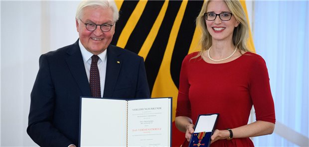 Professorin Alena Buyx ist am Dienstag von Bundespräsident Frank-Walter Steinmeier im Schloss Bellevue der Verdienstorden der Bundesrepublik Deutschland verliehen worden.