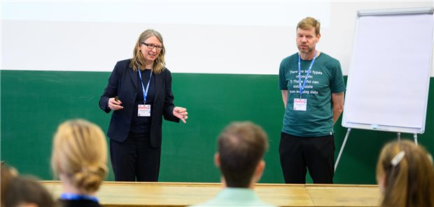 Professorin Dr. Hanna Kaduszkiewicz und Dr. Thomas Zimmermann stehen vor den Medizinstudierenden.