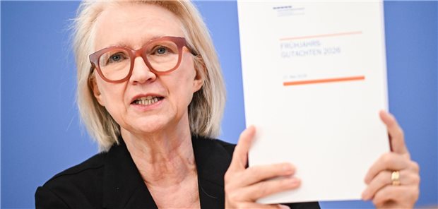 Wirtschaftsweise drängen auf Reformen bei Gesundheit und Pflege Die Sachverständige Monika Schnitzer hält das Frühjahrsgutachten 2026 des Rats in die Kamera.