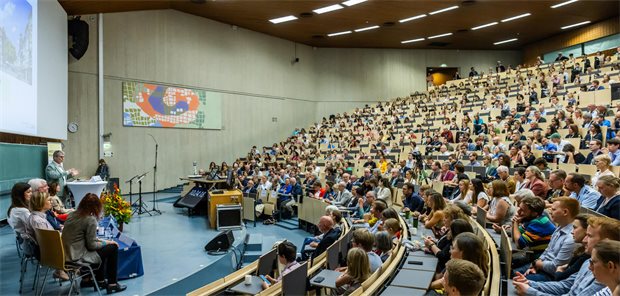 Hausärzte im Primärversorgungssystem: Mit neuem Selbstvertrauen zur Beziehungsmedizin Ein voll besetzter Hörsaal.