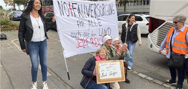 Proteste gegen die geplante Schließung von Notfallpraxen vor dem Gebäude der KV Baden-Württemberg in Stuttgart.