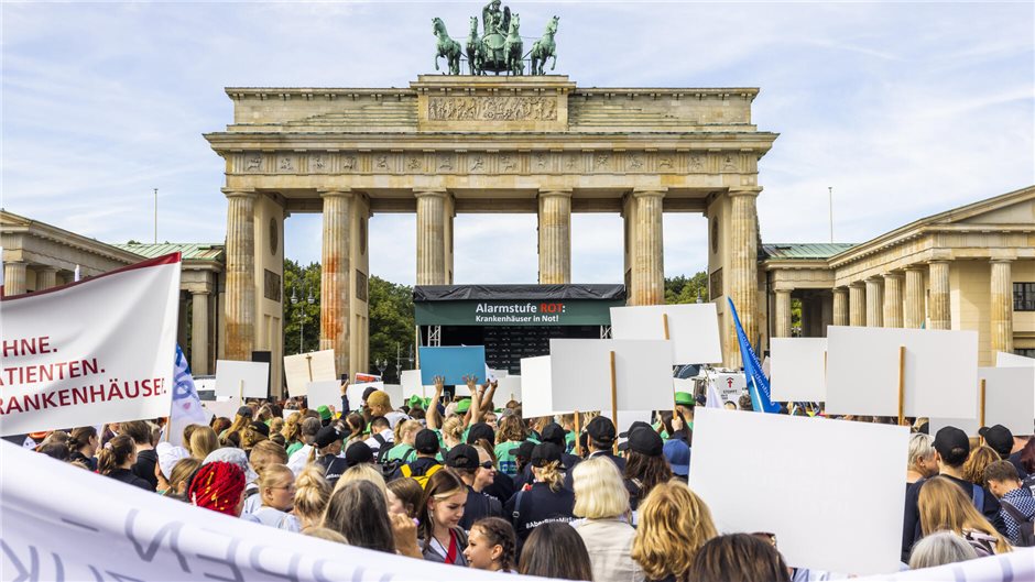 Protesttag „Stoppt das Krankenhaussterben“: Kundgebung in Berlin am Brandenburge...