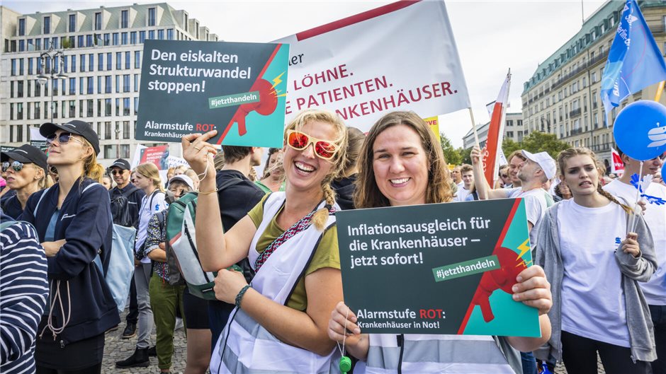 Protesttag „Stoppt das Krankenhaussterben“: Kundgebung in Berlin am Brandenburge...