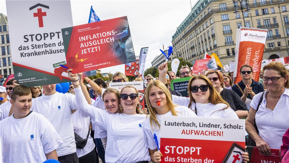 Protesttag „Stoppt das Krankenhaussterben“: Kundgebung in Berlin am Brandenburge...