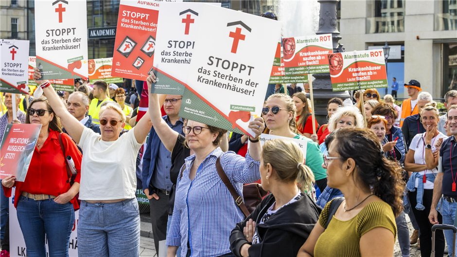 Protesttag „Stoppt das Krankenhaussterben“: Kundgebung in Berlin am Brandenburge...