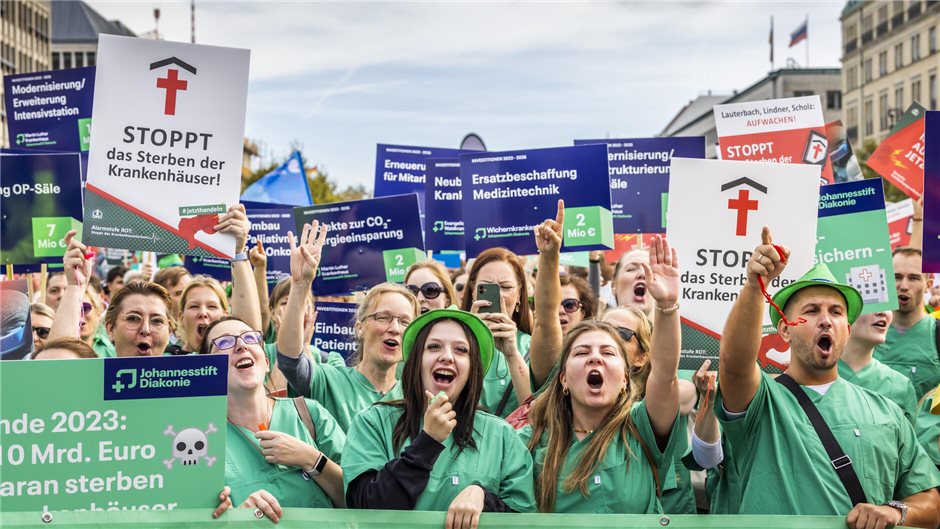 Protesttag „Stoppt das Krankenhaussterben“: Kundgebung in Berlin am Brandenburge...