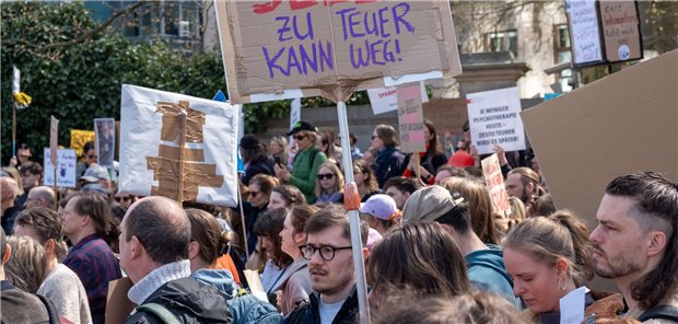 Psychotherapie-Versorgung: Verhärtete Fronten bei Krankenkassen und Therapeuten-Verbänden Psychologen und Psychotherapeuten protestieren Mitte April in Berlin gegen die zum 1. April erfolgte Kürzung ihrer Honorare.