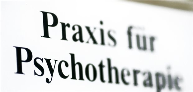 4,5 Prozent weniger Honorar für psychotherapeutische Leistungen: KBV, KVen und Verbände sprechen von Ein Schild einer Praxis für Psychotherapie.