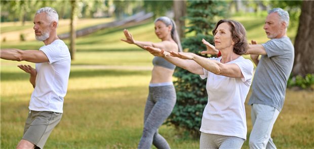 Qigong-Übungen senken erhöhten Blutdruck Menschen im Park machen Qigong-Übungen