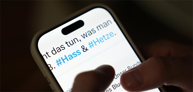Wegen rassistischer Hetze: Unimedizin Rostock stellt Oberarzt frei Handy mit den Hastags #Hass und #Hetze auf dem Bildschirm.