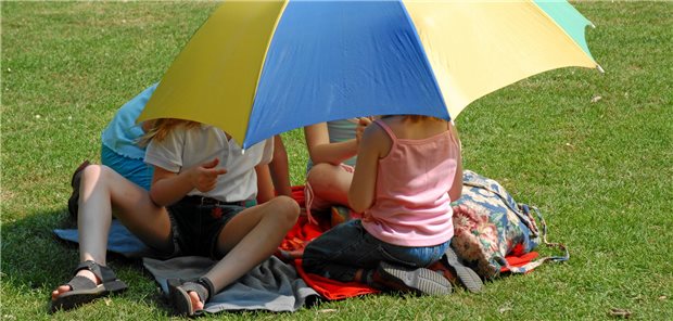 Klimakrise: Die Folgen für chronisch kranke Kinder sind besonders gravierend Raus aus der Sonne: Hitzeschutmaßnahmen sind für chronisch kranke Kinder besonders wichtig - sie reichen aber längst nicht aus.