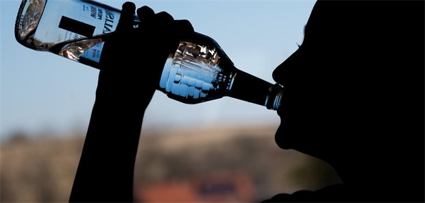 Weniger Alkohol, späterer Einstieg: Trend bei jungen Menschen setzt sich fort Ein Mädchen trinkt in ihrem Zimmer eine Flasche Wodka.