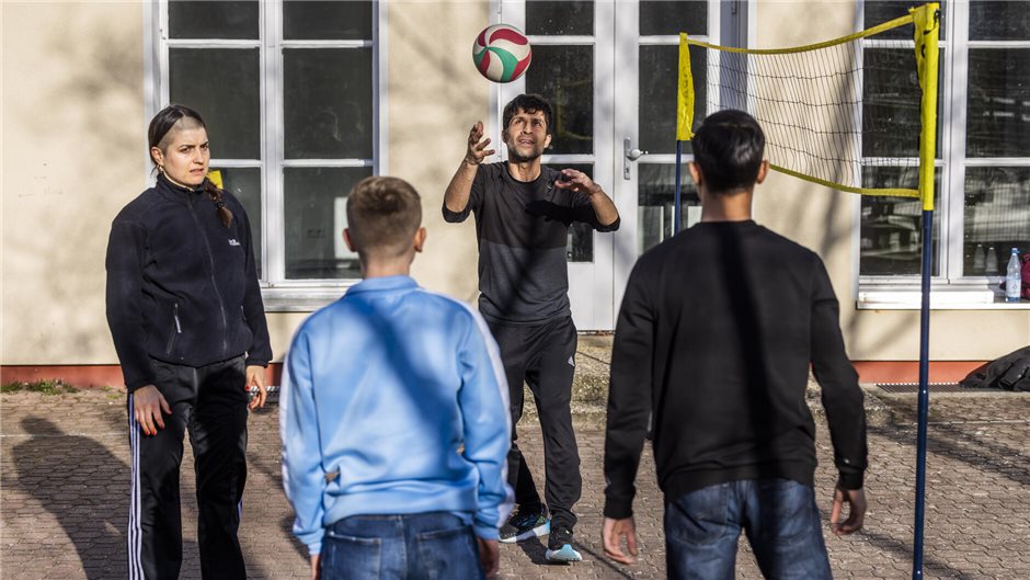 Rebekka Schlang und Ali Kantouri knüpfen beim Volleyball am Jugendzentrum Lessin...