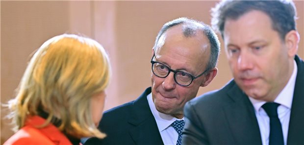 Wie viel Reformkraft bei Gesundheit und Pflege bringen Union und SPD (noch) auf? Bundesarbeitsministerin Bärbel Bas spricht mit Bundeskanzler Friedrich Merz und Bundesfinanzminister Lars Klingbeil (SPD) im Rahmen einer Kabinettssitzung.