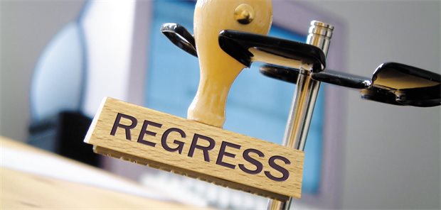 Praxisbesonderheiten in Zeiten des GKV-Spargesetzes: Klarheit soll es in der kommenden Woche geben Stempel aus Holz mit dem Wort "Regress" darauf.