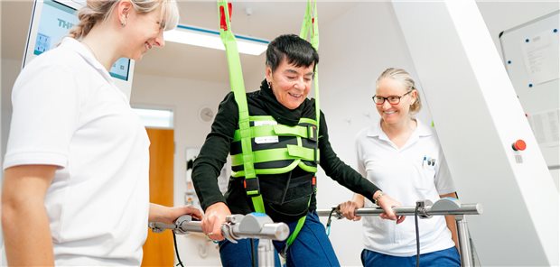 Reha nach einem Schlaganfall bedeutet viele kleine Bausteine: Physiotherapie mit Gangtraining ist nur einer.