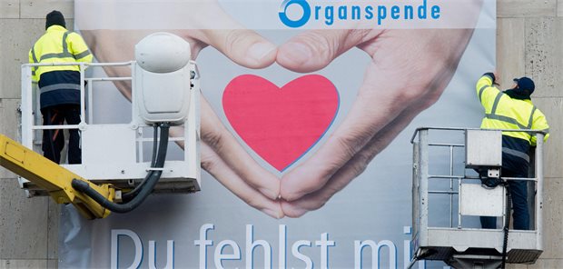 Widerspruchsregelung bei der Organspende: Lebensretter oder Scheinlösung? Reichen Appelle und bessere Information aus? Der Bundestag hat bereits einmal einen Vorstoß von Befürwortern der Widerspruchsregelung abgelehnt. Jetzt liegt dazu eine neue Initiative aus der Mitte des Parlaments vor.