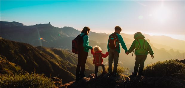 Sicher mit Kindern verreisen: So geht‘s Mutter mit Kindern in den Bergen