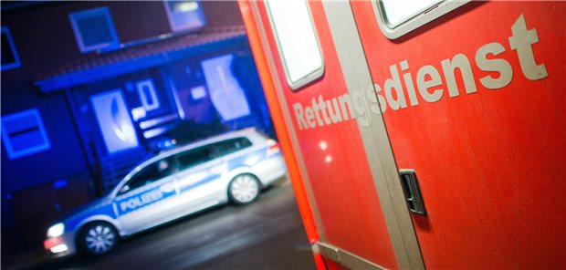 Angriffe auf Retter: Kassenärzte fordern größeres Problembewusstsein Rettungskräfte beim Nachteinsatz: Immer öfter beklagen Helfer, dass sie angefeindet oder bedroht werden. Dabei gibt es eine hohe Dunkelziffer, da viele Vorfälle nicht der Rettungsleitstelle oder Polizei gemeldet werden. (Archivbild)