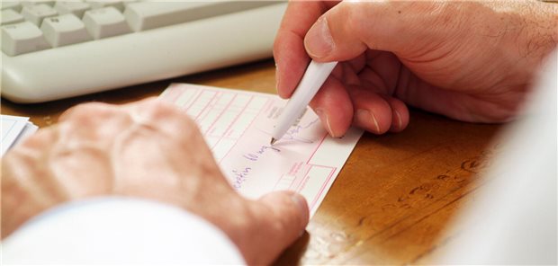 Urteil: Rezeptprüfstelle Duderstadt darf Prüfanträge stellen Arzt stellt Rezepte aus