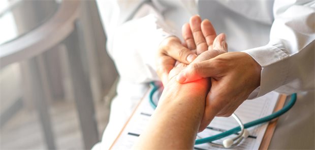 Rheumatoide Arthritis: Befallsmuster sagt Therapieansprechen voraus Ein Arzt untersucht die Hand und Finger einer Patientin mit Verdacht auf Rheumatoide Arthritis.