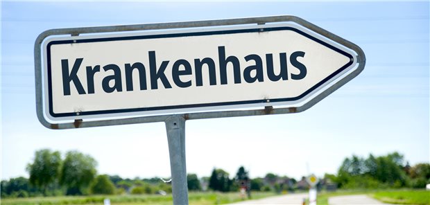 Schild mit Aufschrift &quot;Krankenhaus&quot;