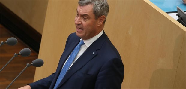 GKV-Sparpaket: Bundesrat stimmt „mit Schmerzen“ zu Das Foto zeigt Bayerns Ministerpräsident Markus Söder im Bundesrat.