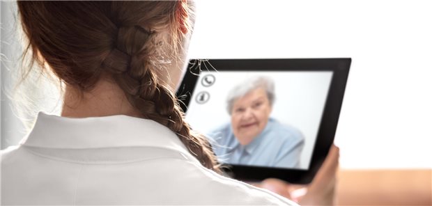 Musterberufsordnung: Ärztetag verknüpft Fernbehandlung mit Tätigkeit in eigener Praxis Eine Ärztin von hinten in einer Fernbehandlung per Tablet-PC