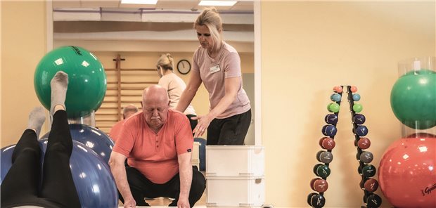 Ganzheitlich gegen den Rückenschmerz Training für rückenschonendes Heben