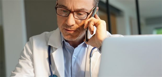 Bundessozialgericht: Belegarzt ist im Rufbereitschaftsdienst wie Klinikangestellter zu behandeln Arzt telefoniert