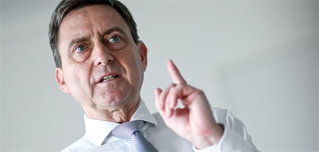 GKV-Spitzenverband schlägt Alarm: Finanz-Notstand in der Pflegeversicherung Oliver Blatt mit erhobenen Zeigefinger.