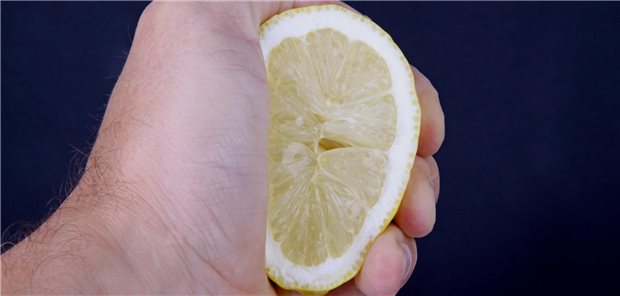 AOK schließt exklusive Rabattverträge auch im Biosimilar-Einkauf nicht aus Eine Zitrone wird ausgepresst.