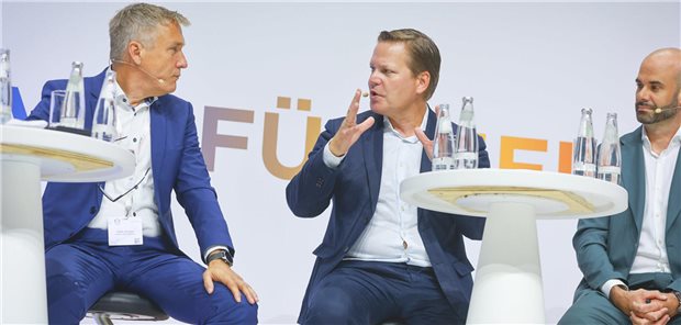 GKV-Sparpaket: Legt die Koalition noch einmal Hand an den dynamischen Herstellerrabatt? Zu sehen sind BMG-Staatssekretär Tino Sorge (M.), Urs Voegeli (r.) von Johnson & Johnson und Dr. Stefan Schaller (l.) Siemens Healthineers.