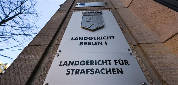 Nach Patientenmorden: Höchststrafe für Palliativarzt Schild des Landgerichts für Strafsachen in Berlin