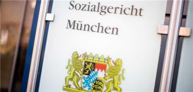 Urteil: Krankenkasse kann Schadenersatzforderungen nicht direkt beim Arzt geltend machen Schild des Sozialgerichts München mit Bayern-Wappen