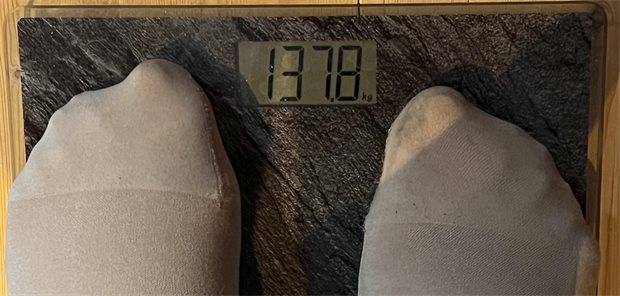 Adipositas und Typ-1-Diabetes: Operation schlägt Medikamente bei Gewichtsverlust Füße auf einer Waage