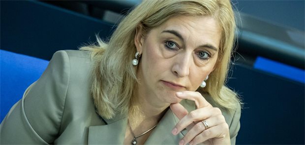 Bundestag beschließt umstrittenes GKV-Spargesetz – Extra-Vergütungen für Praxen fallen weg Schlussakt einer emotionalen Debatte: Der Bundestag hat am Freitag das Sparpaket von Gesundheitsministerin Nina Warken (CDU) gebilligt.