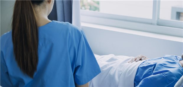 Menschen mit Krebs: Viel Schmerz am Lebensende Ein todkranker Patient liegt in einem Bett auf der Palliativstation im Krankenhaus.