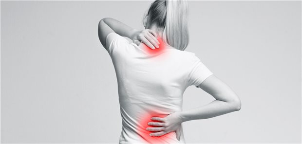 Myalgien: Welche neuromuskulären Erkrankungen dahinter stecken können Eine Frau hält sich den schmerzenden Rücken und Nacken fest.