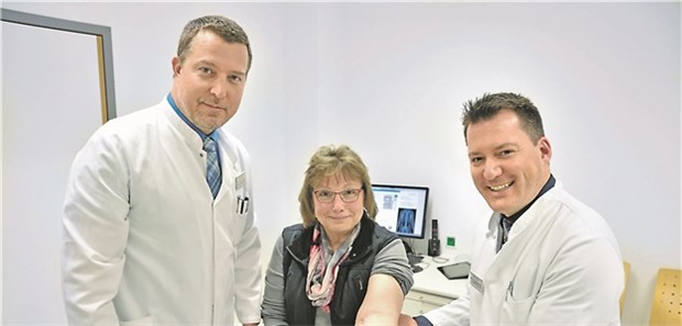 Chirurgen testen neuen Kniff Schmerzfrei nach der Op: Patientin Gisela T. mit den Plastischen Chirurgen Professor Goetz Giessler (links) und Dr. Holger Engel.