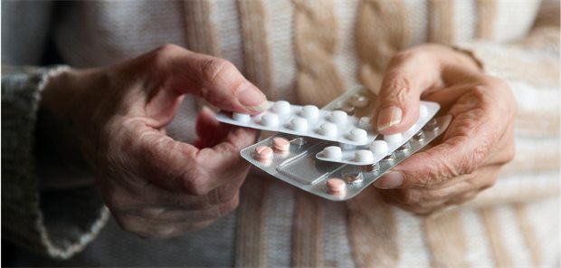 Welche Schmerztherapien eignen sich für geriatrische Patienten? Eine ältere Person hält drei Blisterstreifen mit Tabletten zwischen beiden Händen.