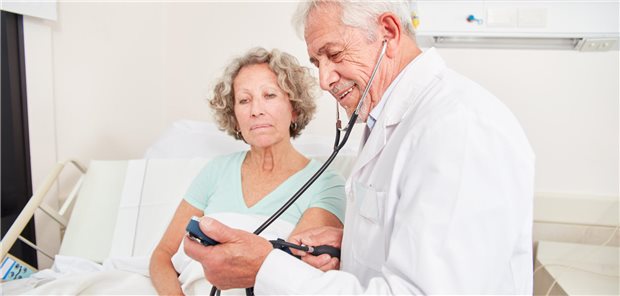 Im Ruhestand beruflich weiter aktiv? Dann gibt sich der Fiskus jetzt großzügig Älterer Arzt macht eine Blutdruckmessung im Heim oder im Krankenhaus.