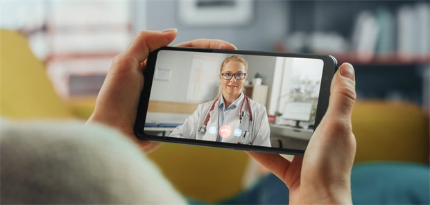 BKK-Studie: Warum Digitalisierung nicht immer nachhaltig ist Eine Patientin spricht per Videosprechstunde mit einer Ärztin, die auf einem Handy zu sehen ist.