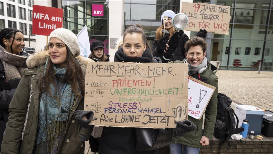 Schulterschluss der MFA-Generationen: Immer mehr Belastung erfordert auch eine Kompensation in Form höherer Löhne.