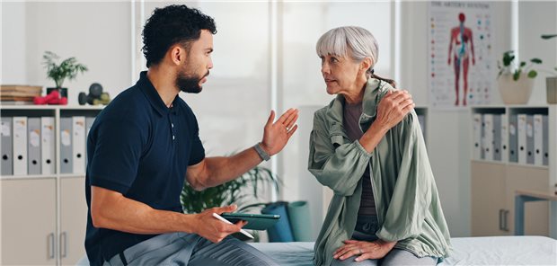Schulterschmerzen: Die vertrackte, ärztliche Spurensuche Schulterschmerzen? Im höheren Alter ist die Polymyalgia rheumatica nach der Rheumatoiden Arthritis die häufigste entzündlich-rheumatische Erkrankung. (Symbolbild mit Fotomodellen)